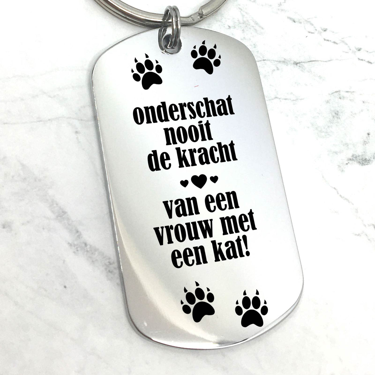 De kracht van een vrouw met een kat