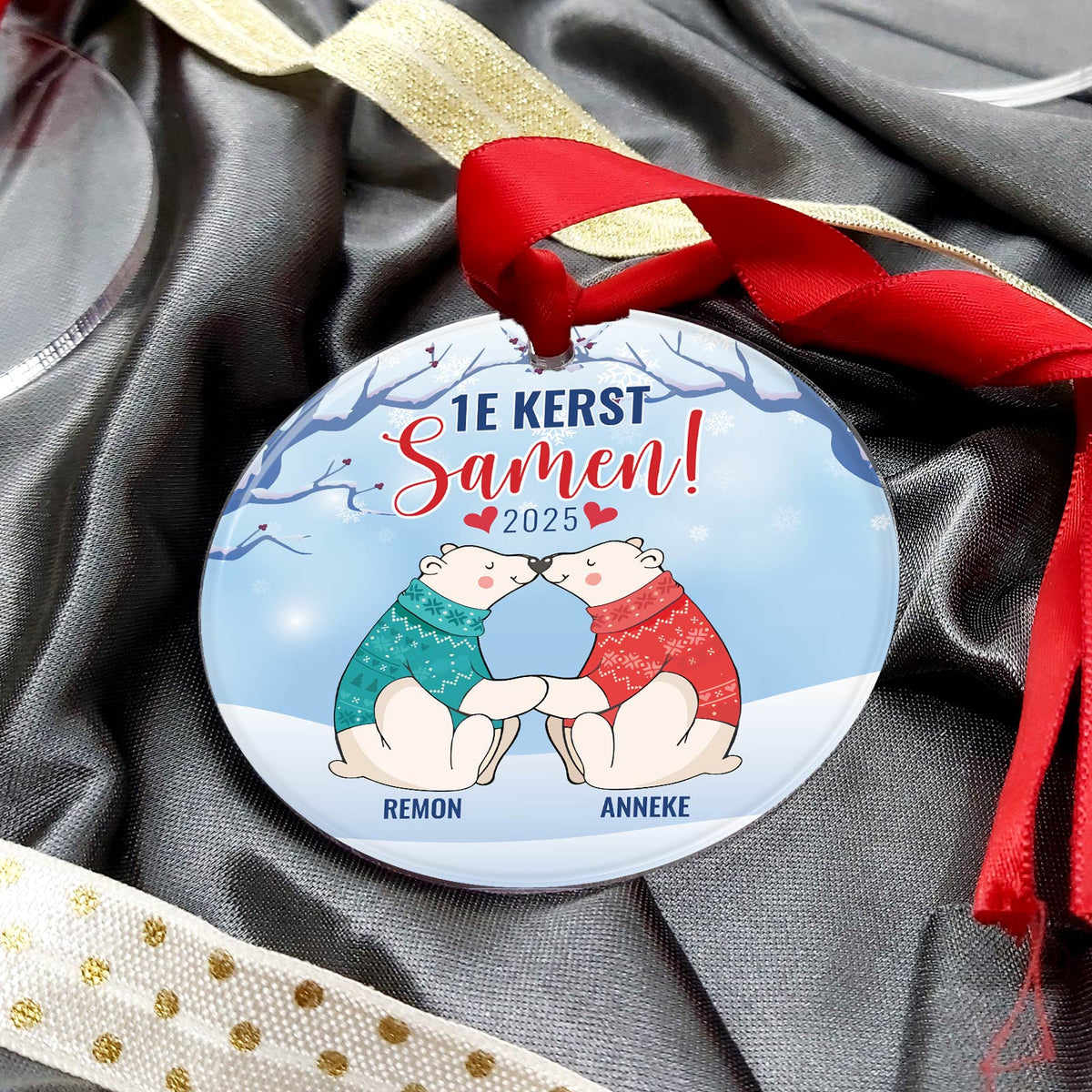 1e kerst samen - Plexiglas Kerstbal - Bella Mia