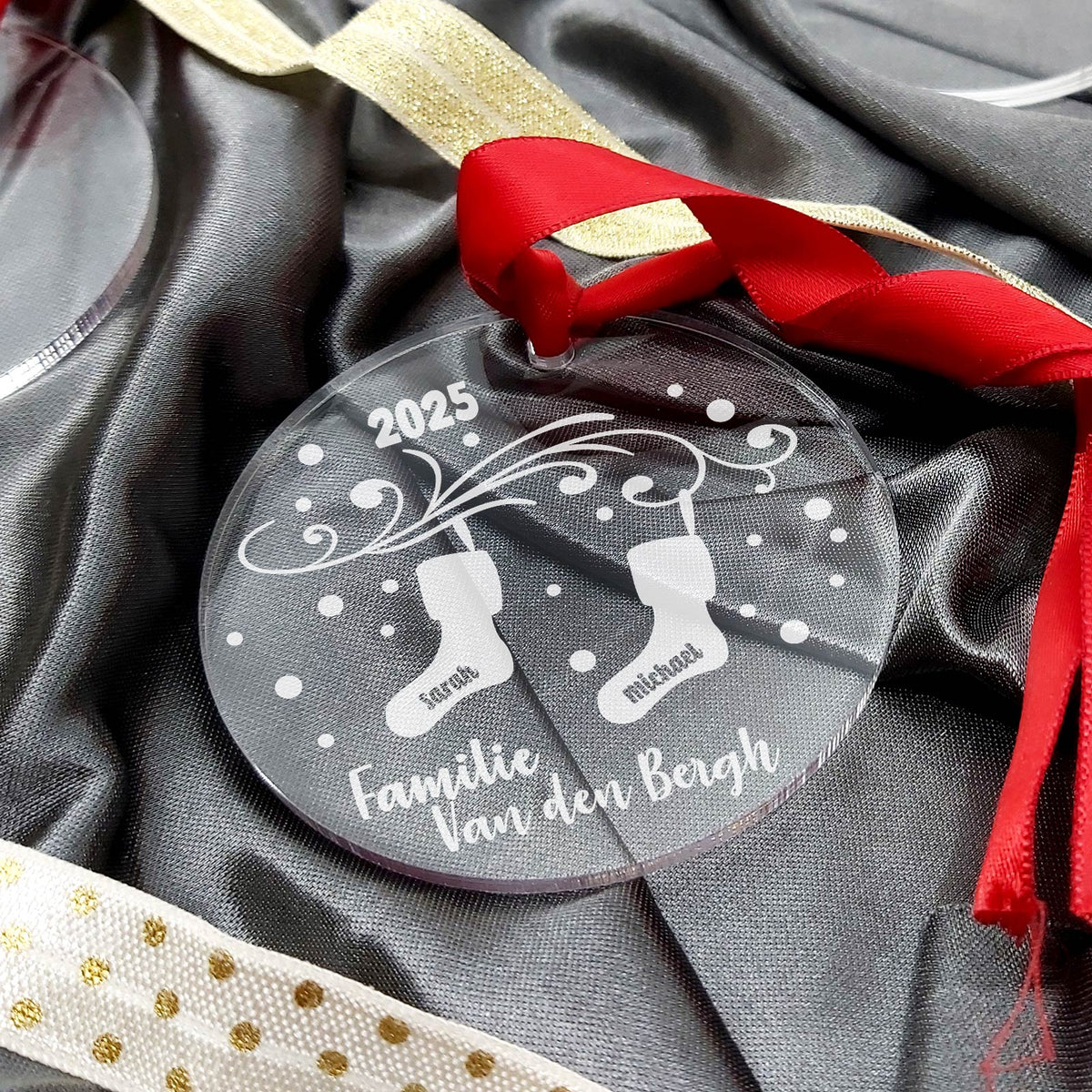 De Familie Kerst Sokken Plexiglas Kerstbal - Bella Mia