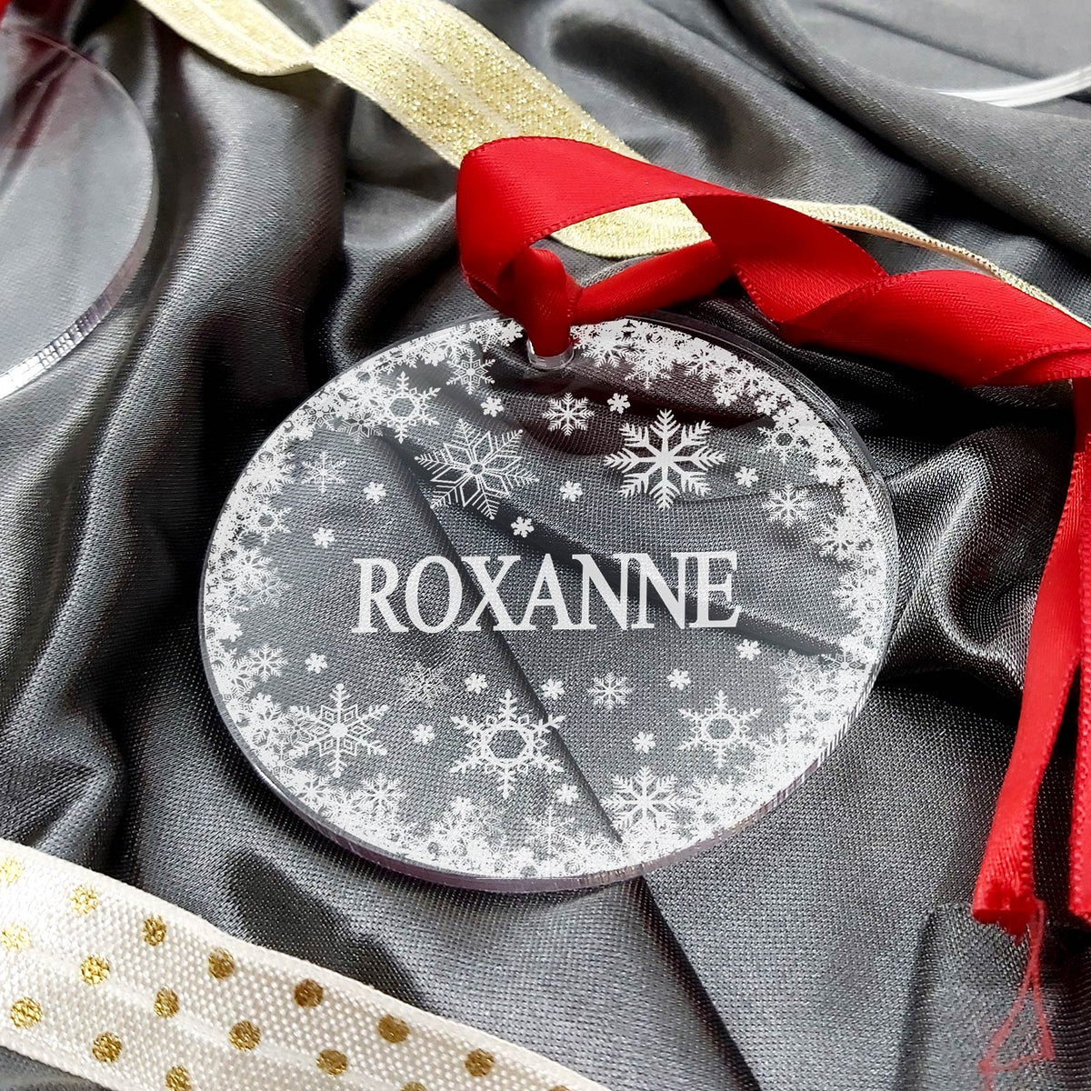 Sneeuwvlokjes Plexiglas Kerstballen met eigen naam - Bella Mia