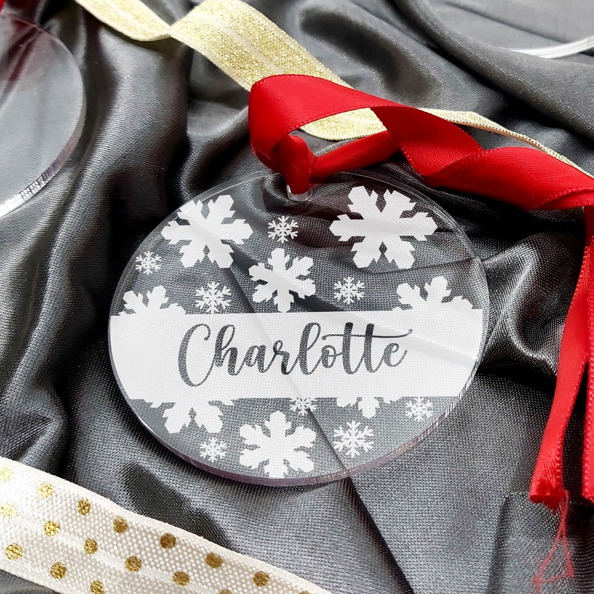 Sneewvlokken met eigen naam Plexiglas Kerstbal - Bella Mia